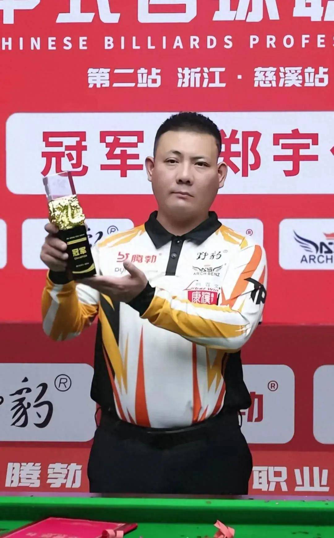 既表现出对 既表现出对